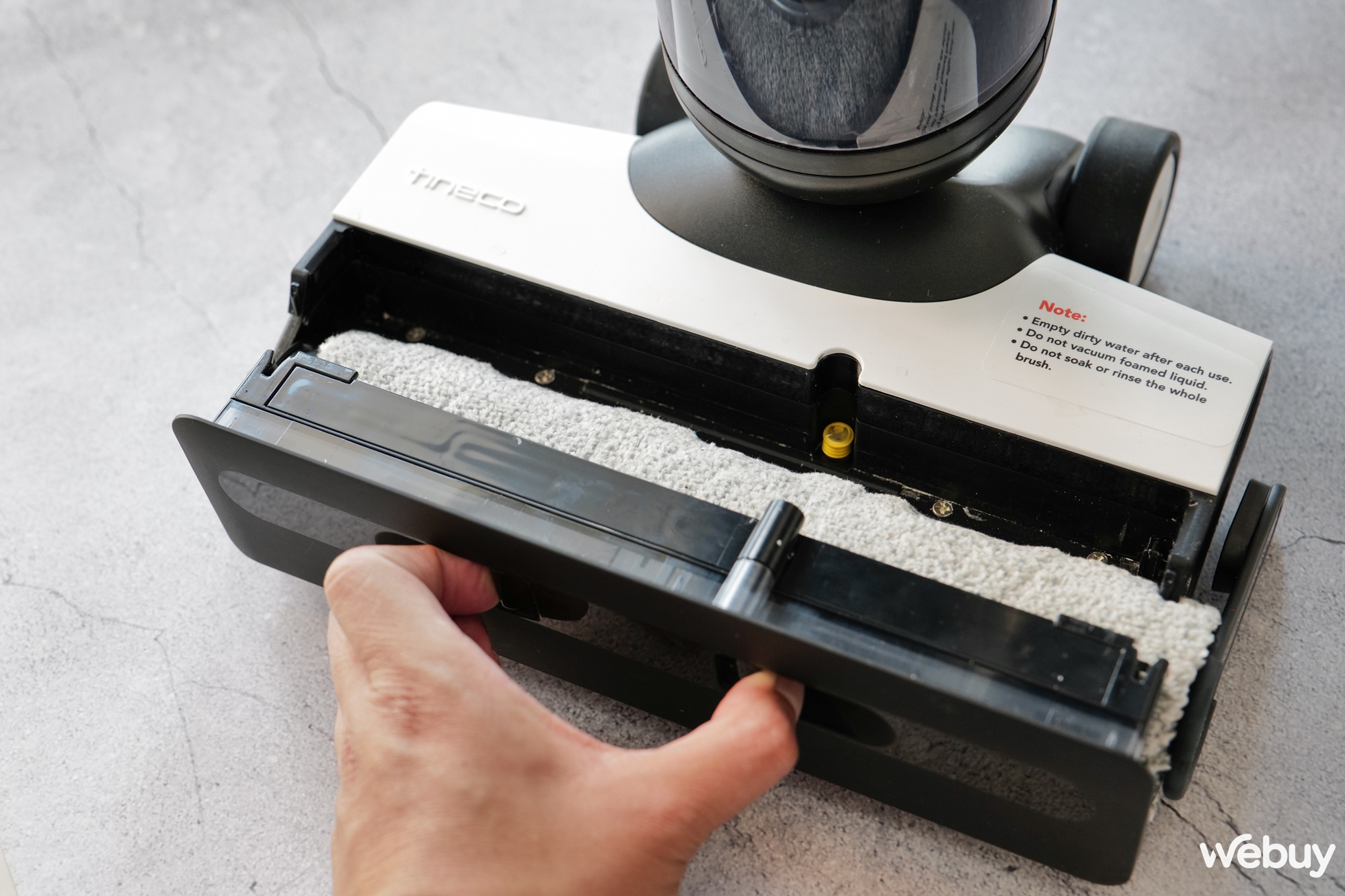 Trải nghiệm Tineco Floor One S6: Vừa lau vừa hút, dọn sạch cả vết cà phê đổ, tự giặt con lăn và phát hiện độ bẩn- Ảnh 8. Trải nghiệm Tineco Floor One S6: Vừa lau vừa hút, dọn sạch cả vết cà phê đổ, tự giặt con lăn và phát hiện độ bẩn- Ảnh 8.