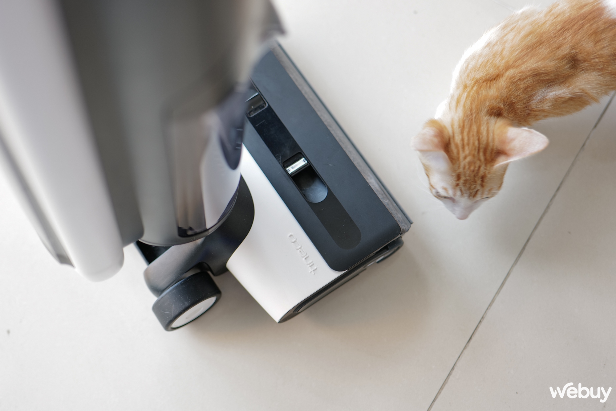 Trải nghiệm Tineco Floor One S6: Vừa lau vừa hút, dọn sạch cả vết cà phê đổ, tự giặt con lăn và phát hiện độ bẩn- Ảnh 12. Trải nghiệm Tineco Floor One S6: Vừa lau vừa hút, dọn sạch cả vết cà phê đổ, tự giặt con lăn và phát hiện độ bẩn- Ảnh 12.