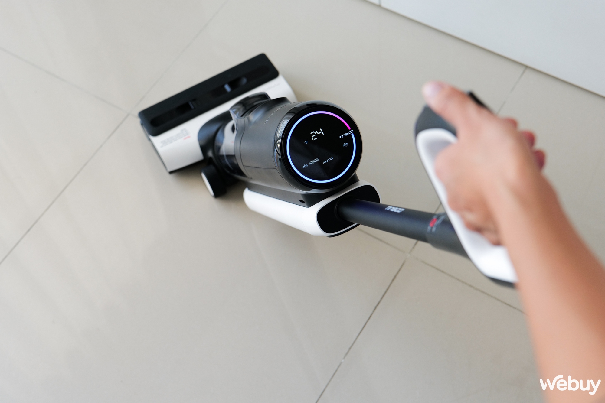 Trải nghiệm Tineco Floor One S6: Vừa lau vừa hút, dọn sạch cả vết cà phê đổ, tự giặt con lăn và phát hiện độ bẩn- Ảnh 4. Trải nghiệm Tineco Floor One S6: Vừa lau vừa hút, dọn sạch cả vết cà phê đổ, tự giặt con lăn và phát hiện độ bẩn- Ảnh 4.