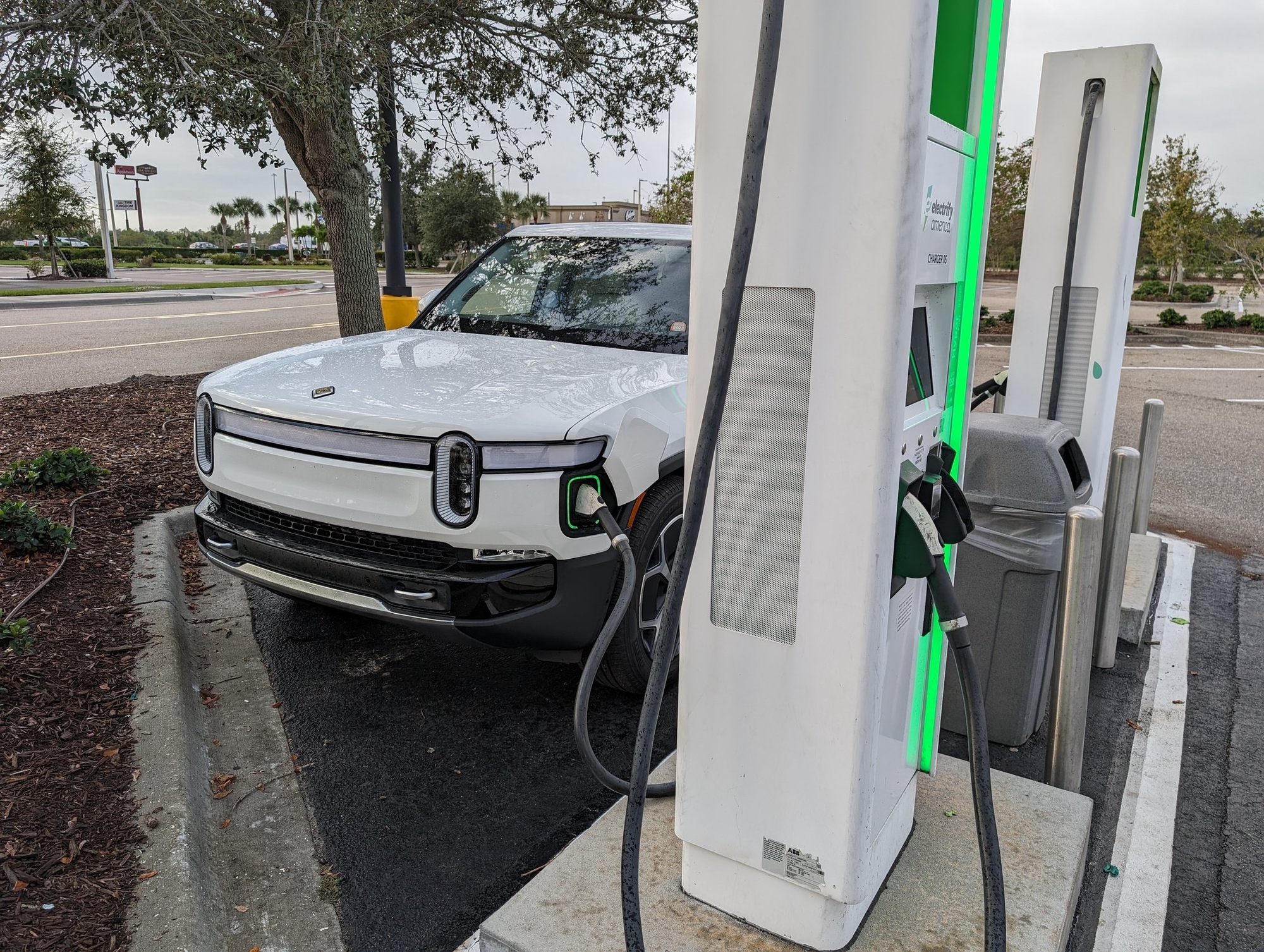 Chủ xe điện thất vọng với sạc nhanh tại trạm công cộng: Không như quảng cáo, càng sạc tốc độ sạc càng chậm- Ảnh 2. Chủ xe điện thất vọng với sạc nhanh tại trạm công cộng: Không như quảng cáo, càng sạc tốc độ sạc càng chậm- Ảnh 2.