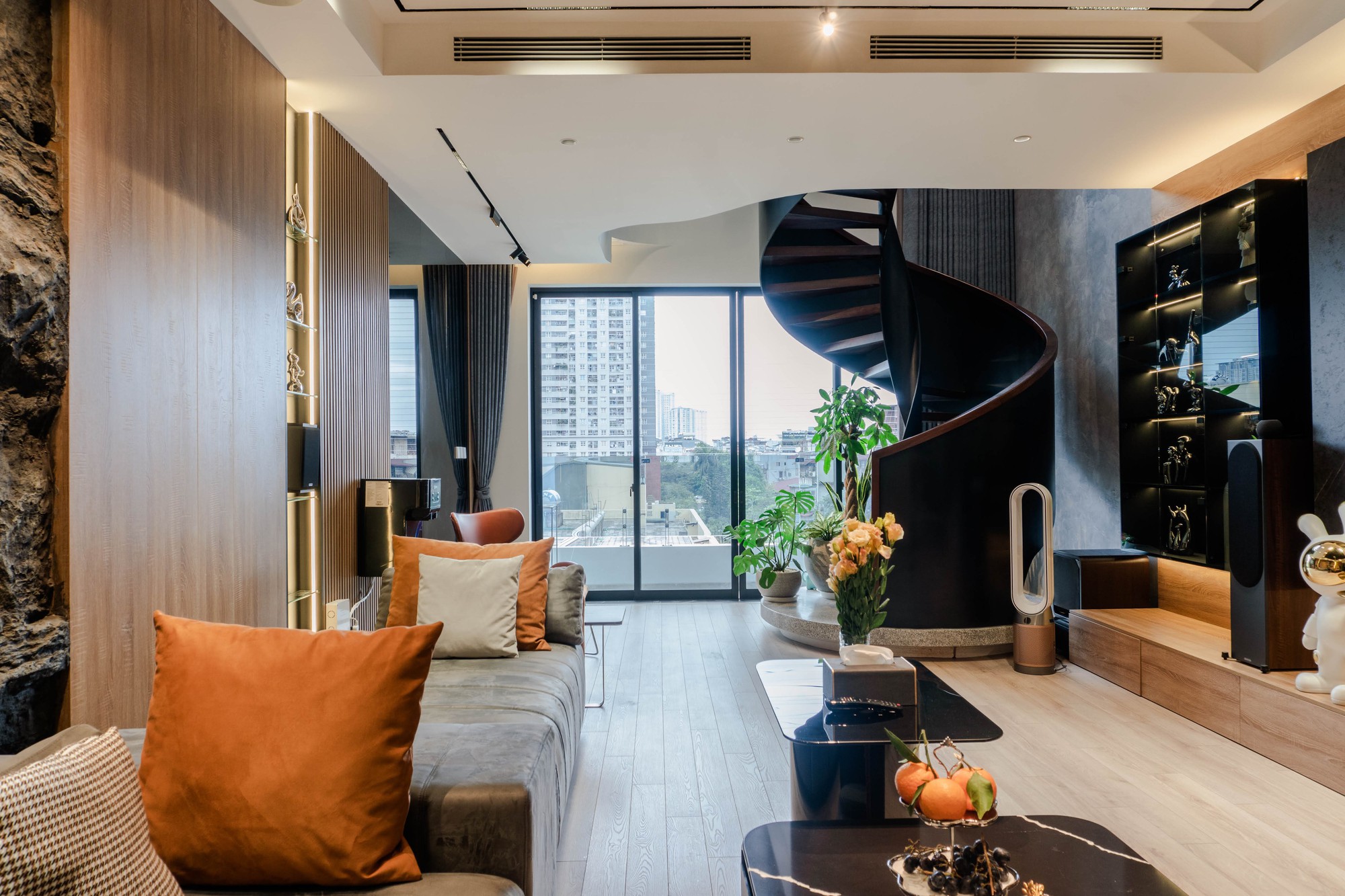 Nhà 7 tầng, chi 8 tỷ làm nội thất thông minh: Chủ nhân là chuyên gia LifeTech, tiết kiệm tiền điện nhờ cách này!- Ảnh 4. Nhà 7 tầng, chi 8 tỷ làm nội thất thông minh: Chủ nhân là chuyên gia LifeTech, tiết kiệm tiền điện nhờ cách này!- Ảnh 4.