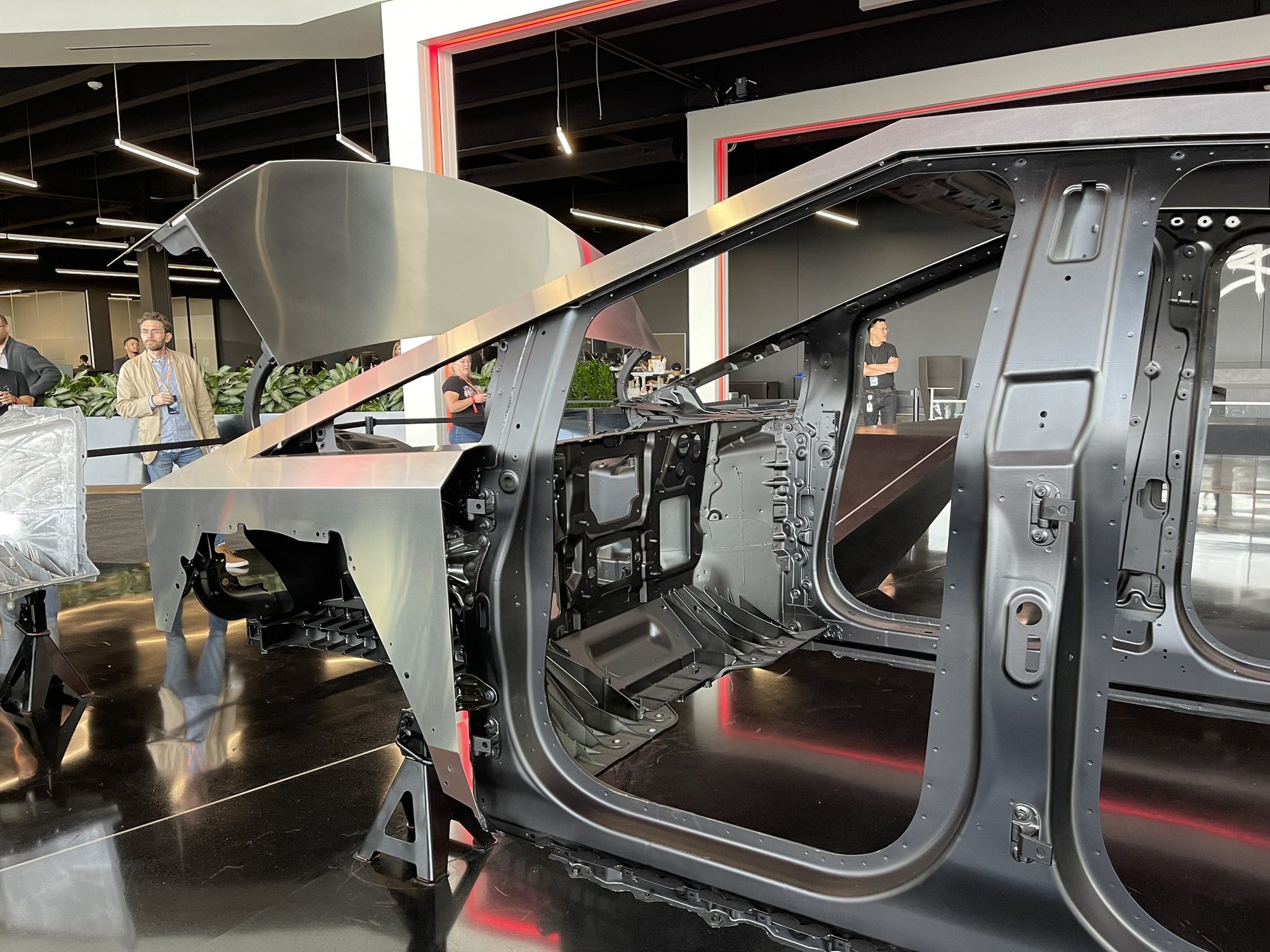 Si&ecirc;u b&aacute;n tải chạy điện Tesla Cybertruck lộ diện, k&eacute;o theo xe kh&aacute;c vẫn đ&aacute;nh bại Porsche 911- Ảnh 4.