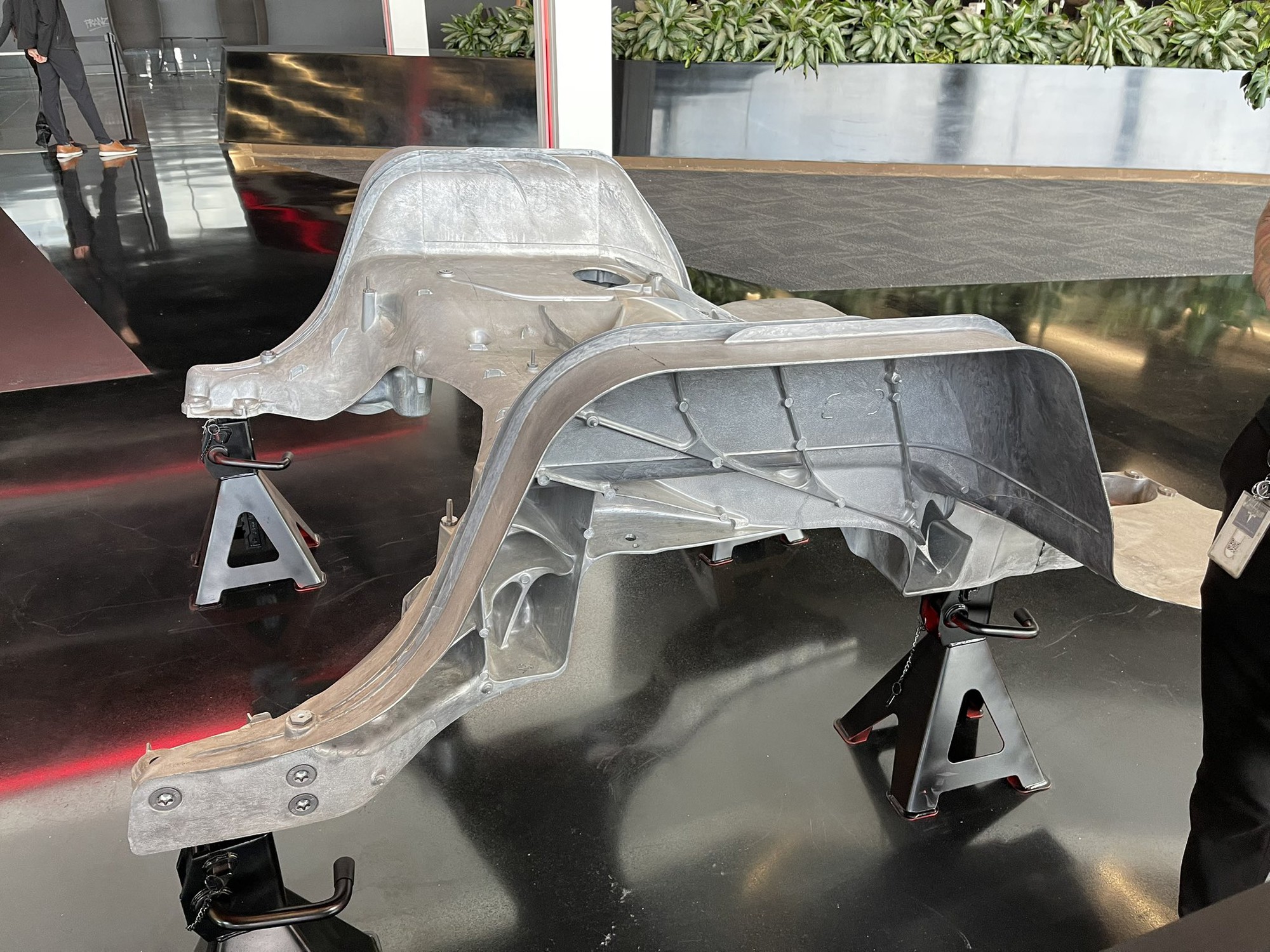 Si&ecirc;u b&aacute;n tải chạy điện Tesla Cybertruck lộ diện, k&eacute;o theo xe kh&aacute;c vẫn đ&aacute;nh bại Porsche 911- Ảnh 5.