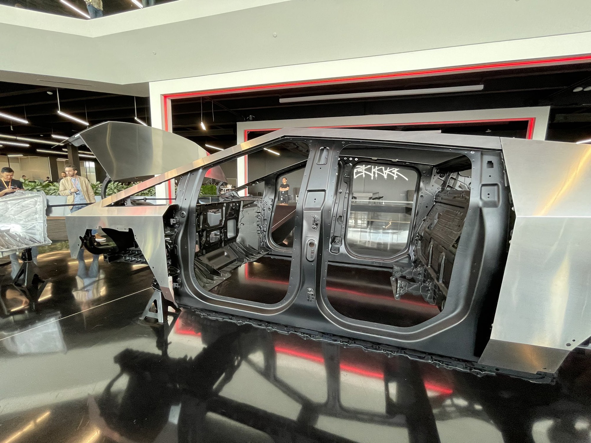 Si&ecirc;u b&aacute;n tải chạy điện Tesla Cybertruck lộ diện, k&eacute;o theo xe kh&aacute;c vẫn đ&aacute;nh bại Porsche 911- Ảnh 2.