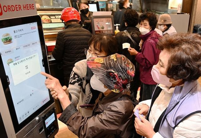 Những người bị smartphone "bỏ lại ph&iacute;a sau" tại đất nước c&oacute; tỷ lệ sử dụng điện thoại th&ocirc;ng minh cao nhất thế giới- Ảnh 1.