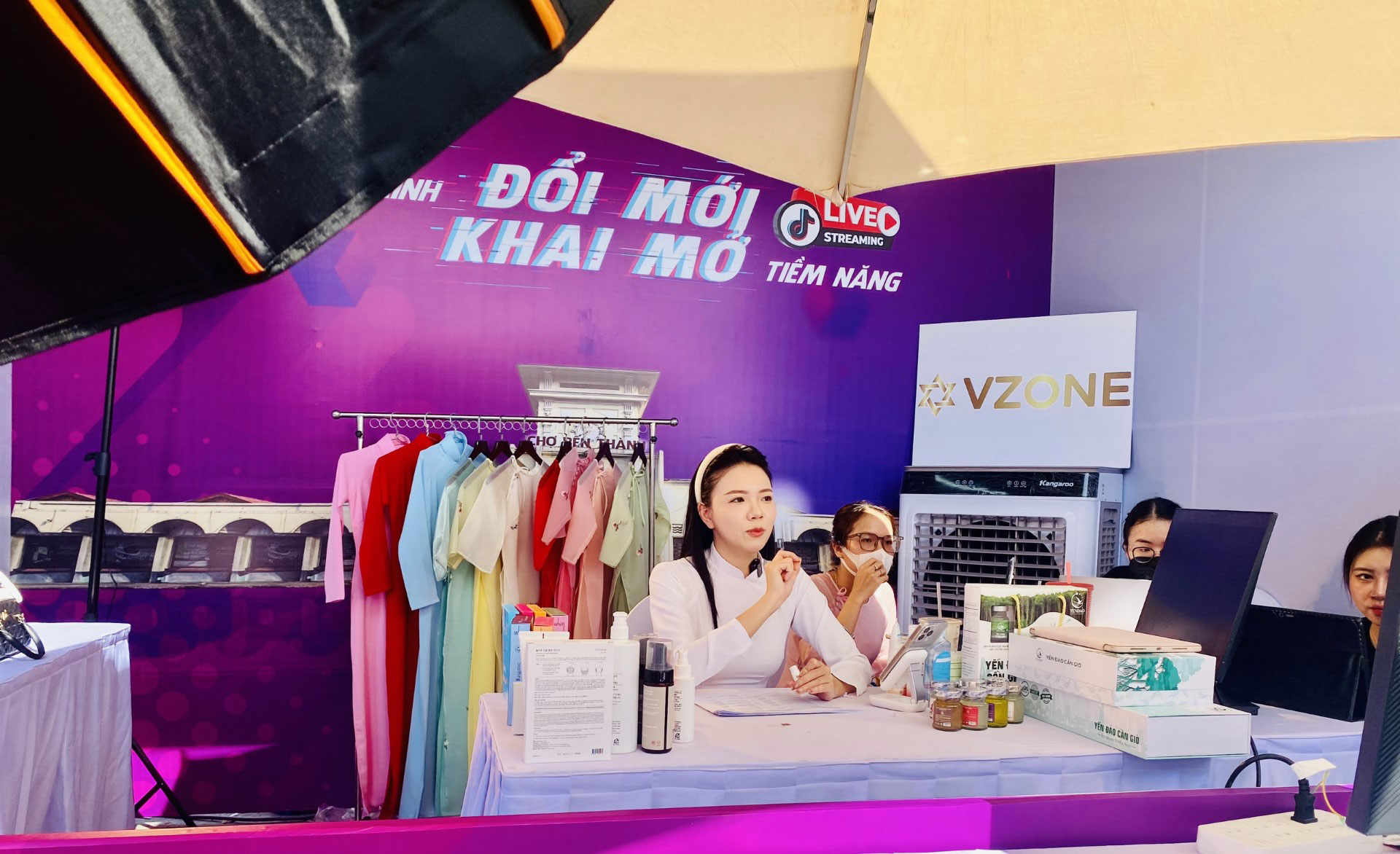 Một KOL đang livestream bán hàng trên TiktokShop Một KOL đang livestream bán hàng trên TiktokShop