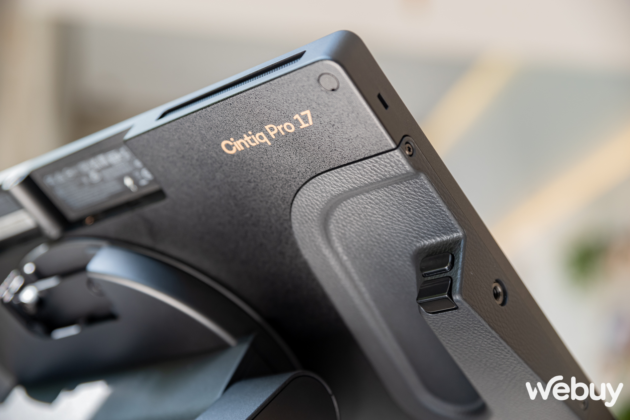 Cận cảnh bảng vẽ Wacom Cintiq Pro 17, bộ c&ocirc;ng cụ m&agrave; d&acirc;n s&aacute;ng tạo, thiết kế đồ hoạ &ldquo;chỉ biết ước&rdquo;- Ảnh 11.