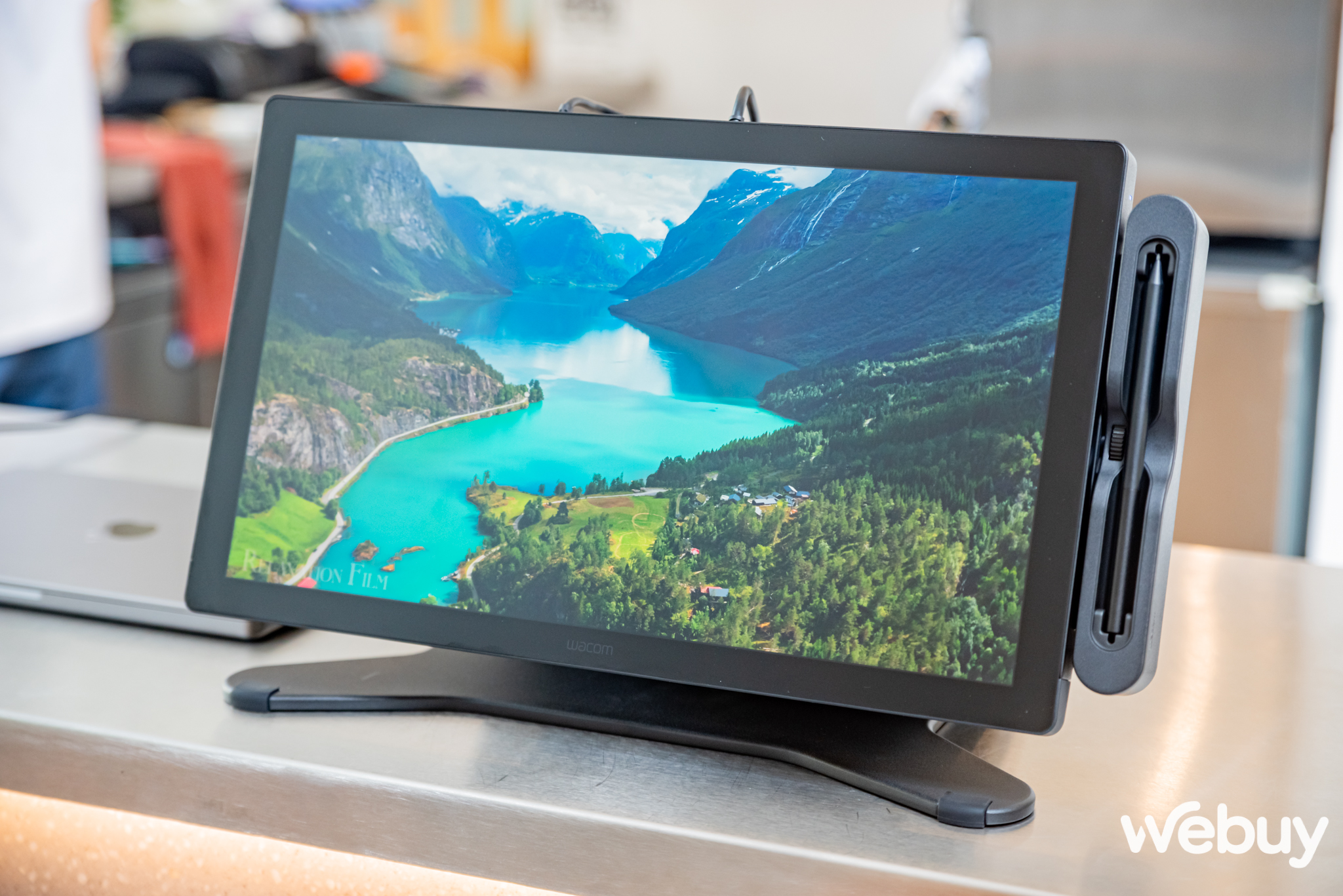 Cận cảnh bảng vẽ Wacom Cintiq Pro 17, bộ c&ocirc;ng cụ m&agrave; d&acirc;n s&aacute;ng tạo, thiết kế đồ hoạ &ldquo;chỉ biết ước&rdquo;- Ảnh 21.