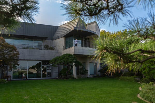 Đại chiến gia tộc LG: Con trai nuôi thừa kế toàn bộ tài sản từ cố Chủ tịch, 5 năm sau mẹ và 2 chị gái phát hiện ra sự thật động trời, đế chế 10 tỷ USD sắp bị chia lại?- Ảnh 7. Đại chiến gia tộc LG: Con trai nuôi thừa kế toàn bộ tài sản từ cố Chủ tịch, 5 năm sau mẹ và 2 chị gái phát hiện ra sự thật động trời, đế chế 10 tỷ USD sắp bị chia lại?- Ảnh 7.