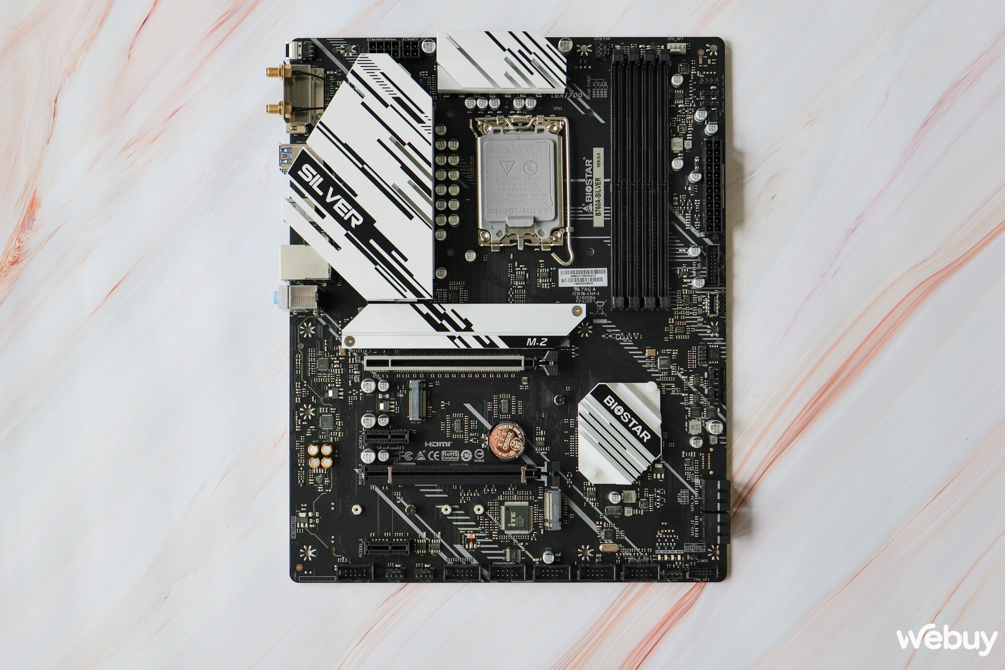 Tr&ecirc;n tay bo mạch chủ Biostar B760A-Silver: nhiều t&iacute;nh năng vượt ph&acirc;n kh&uacute;c nhưng vẫn thiếu một điều- Ảnh 5.