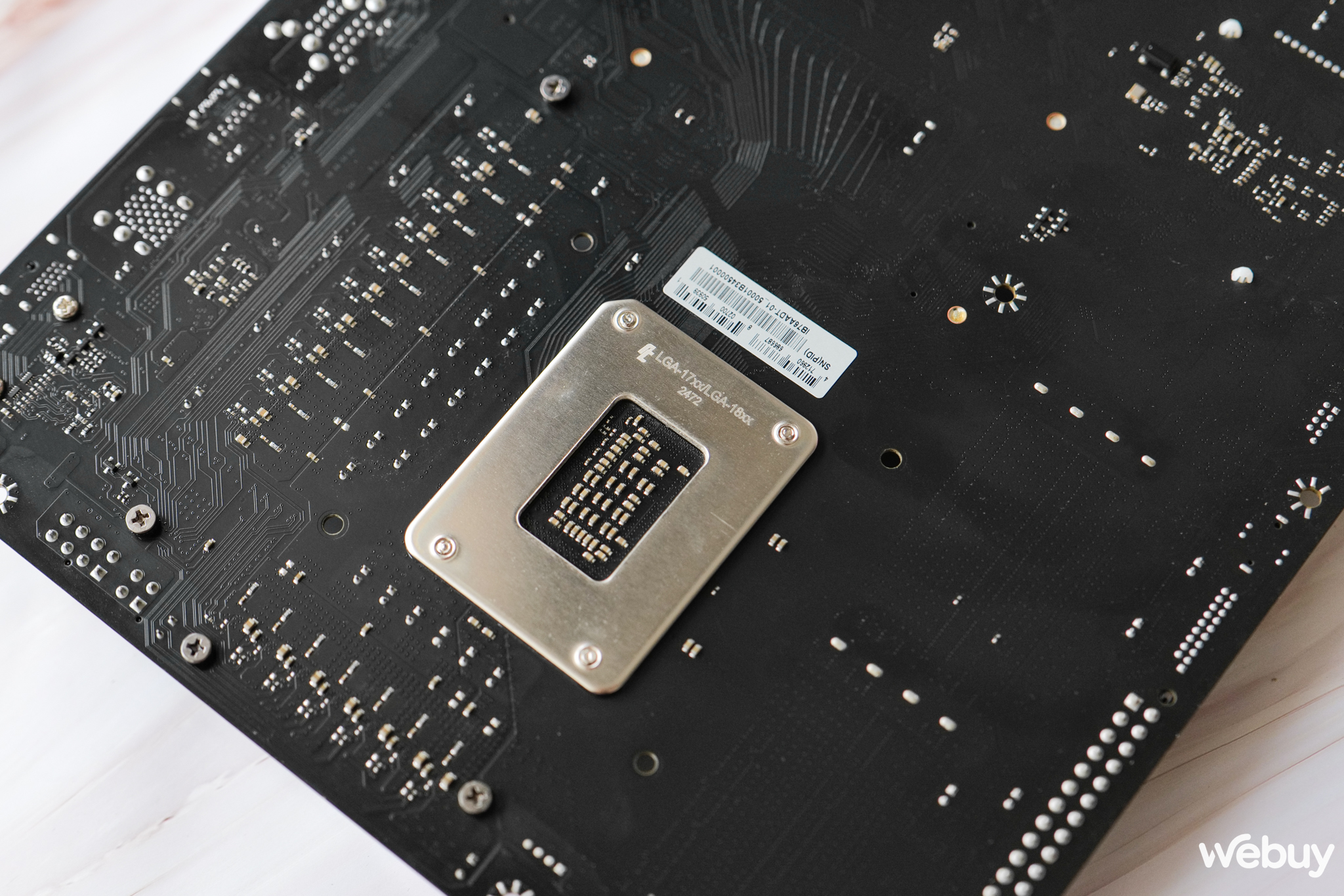 Tr&ecirc;n tay bo mạch chủ Biostar B760A-Silver: nhiều t&iacute;nh năng vượt ph&acirc;n kh&uacute;c nhưng vẫn thiếu một điều- Ảnh 6.