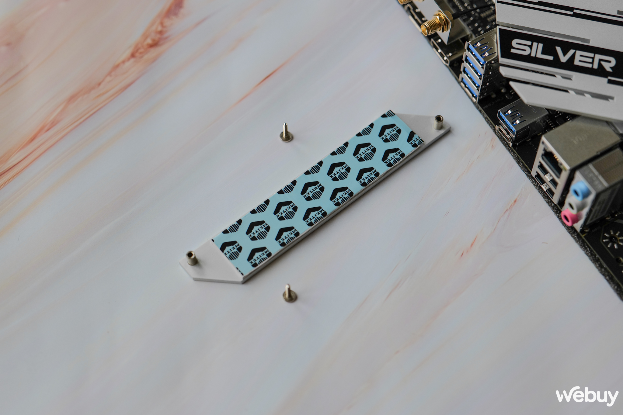 Tr&ecirc;n tay bo mạch chủ Biostar B760A-Silver: nhiều t&iacute;nh năng vượt ph&acirc;n kh&uacute;c nhưng vẫn thiếu một điều- Ảnh 9.