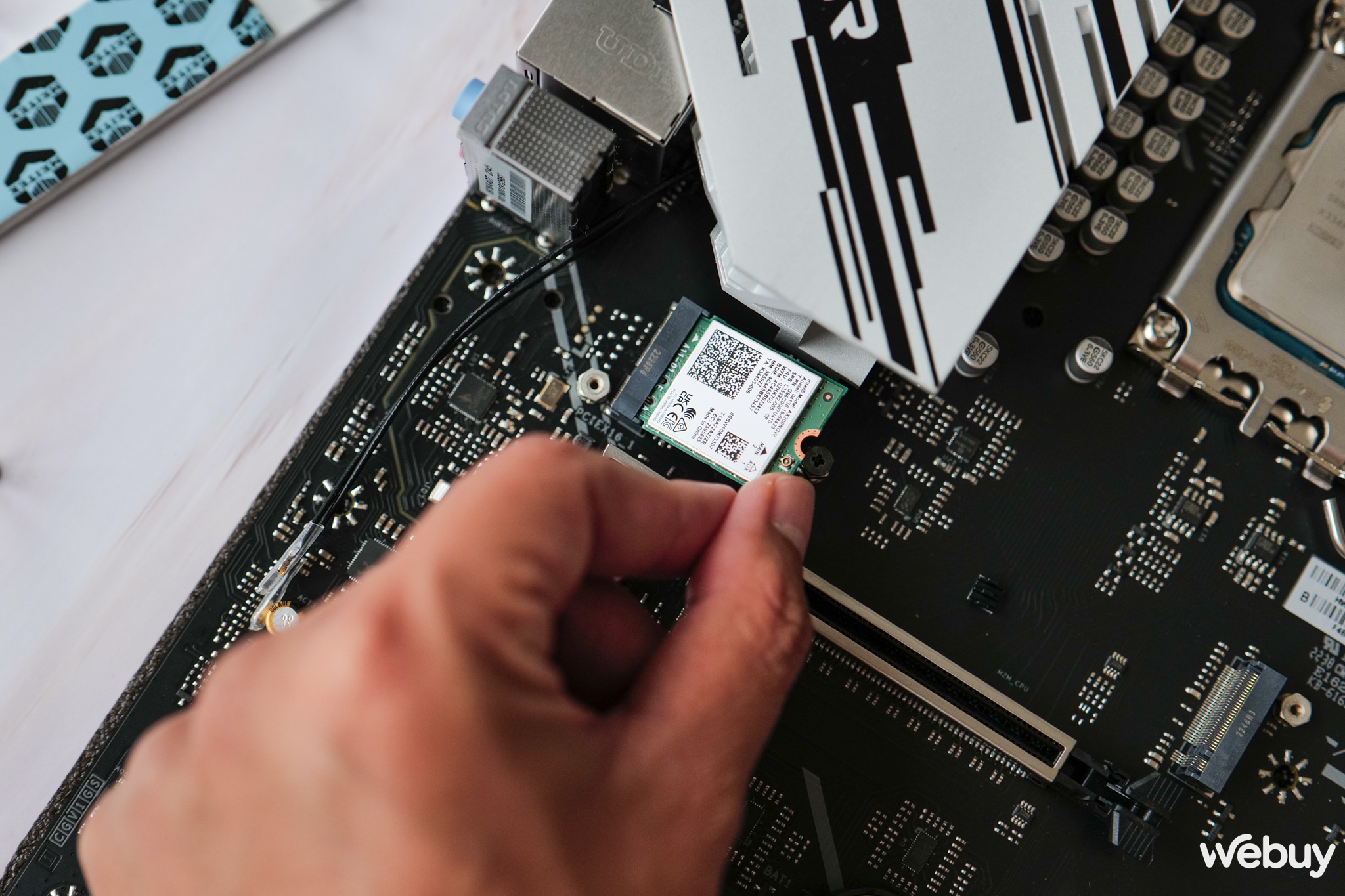 Tr&ecirc;n tay bo mạch chủ Biostar B760A-Silver: nhiều t&iacute;nh năng vượt ph&acirc;n kh&uacute;c nhưng vẫn thiếu một điều- Ảnh 8.