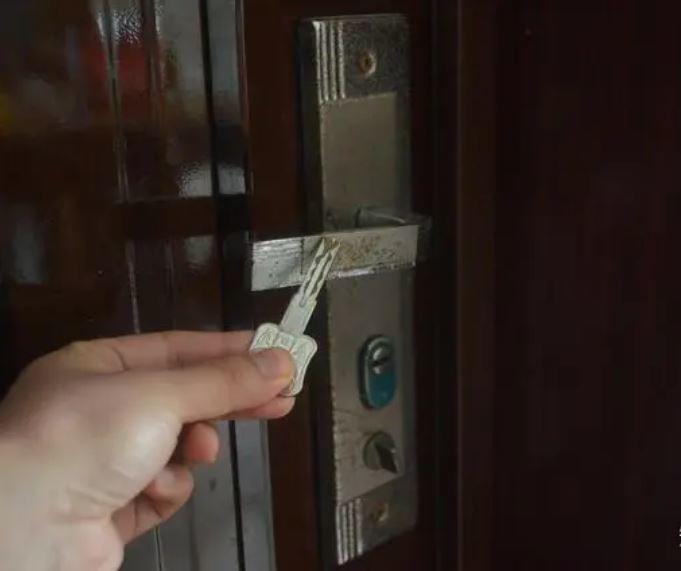 6 mẹo đơn giản gi&uacute;p bạn tr&aacute;nh bị điện giật &ldquo;tanh t&aacute;ch&rdquo; trong m&ugrave;a đ&ocirc;ng- Ảnh 5.