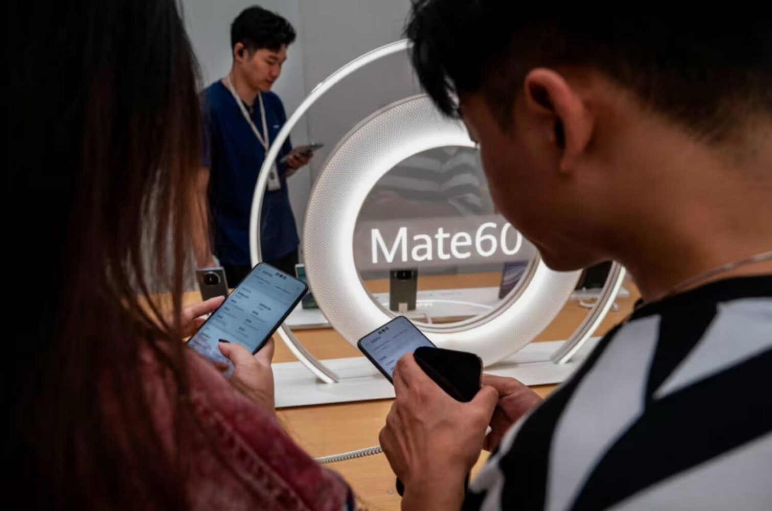 Đặt một v&aacute;n cược lớn, đ&acirc;y l&agrave; c&aacute;ch Huawei t&igrave;m ra khe hở vượt bức tường c&aacute;ch ly v&agrave; bằng mọi gi&aacute; mở đường cho &ldquo;giấc mơ Mỹ&rdquo;- Ảnh 2.