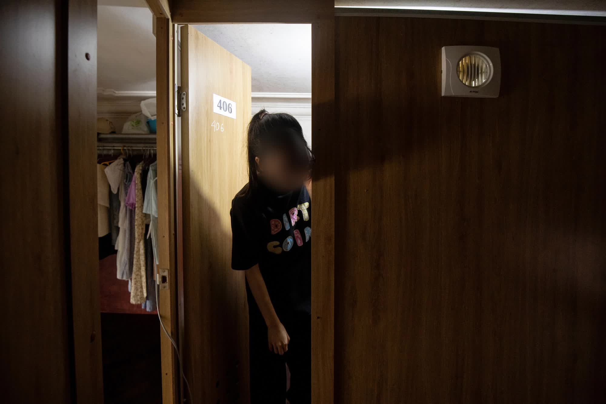 Bên trong "nhà quan tài" rộng 3m2 toilet sát giường ngủ, không dành cho người sợ không gian hẹp - nơi ước mơ đổi đời và hiện thực đan xen - Ảnh 13. Bên trong "nhà quan tài" rộng 3m2 toilet sát giường ngủ, không dành cho người sợ không gian hẹp - nơi ước mơ đổi đời và hiện thực đan xen - Ảnh 13.