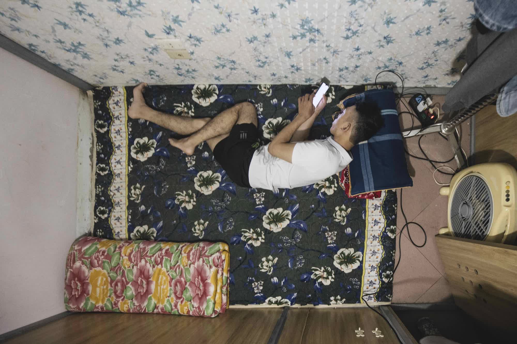 Bên trong "nhà quan tài" rộng 3m2 toilet sát giường ngủ, không dành cho người sợ không gian hẹp - nơi ước mơ đổi đời và hiện thực đan xen - Ảnh 10. Bên trong "nhà quan tài" rộng 3m2 toilet sát giường ngủ, không dành cho người sợ không gian hẹp - nơi ước mơ đổi đời và hiện thực đan xen - Ảnh 10.