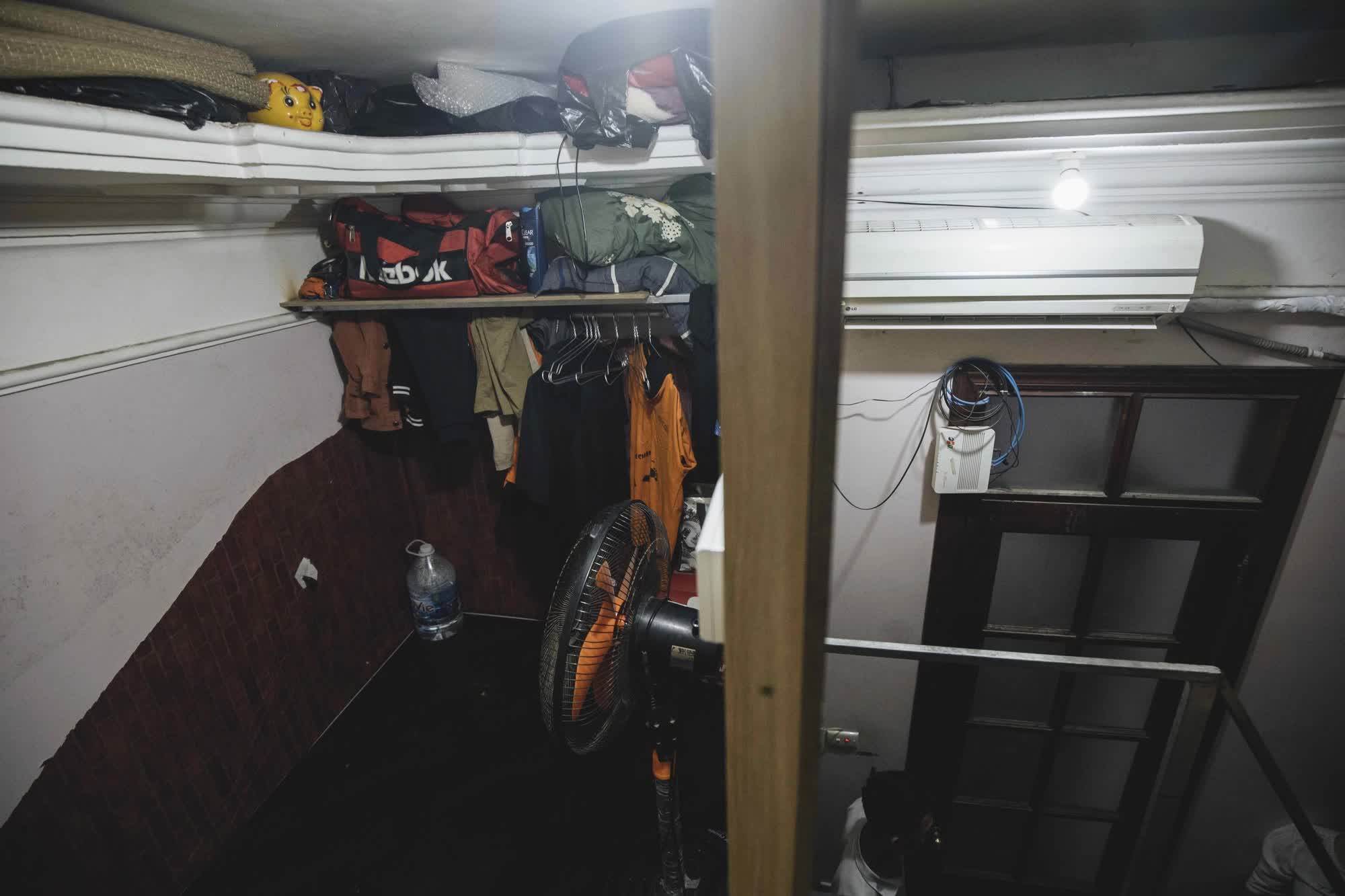 Bên trong "nhà quan tài" rộng 3m2 toilet sát giường ngủ, không dành cho người sợ không gian hẹp - nơi ước mơ đổi đời và hiện thực đan xen - Ảnh 11. Bên trong "nhà quan tài" rộng 3m2 toilet sát giường ngủ, không dành cho người sợ không gian hẹp - nơi ước mơ đổi đời và hiện thực đan xen - Ảnh 11.