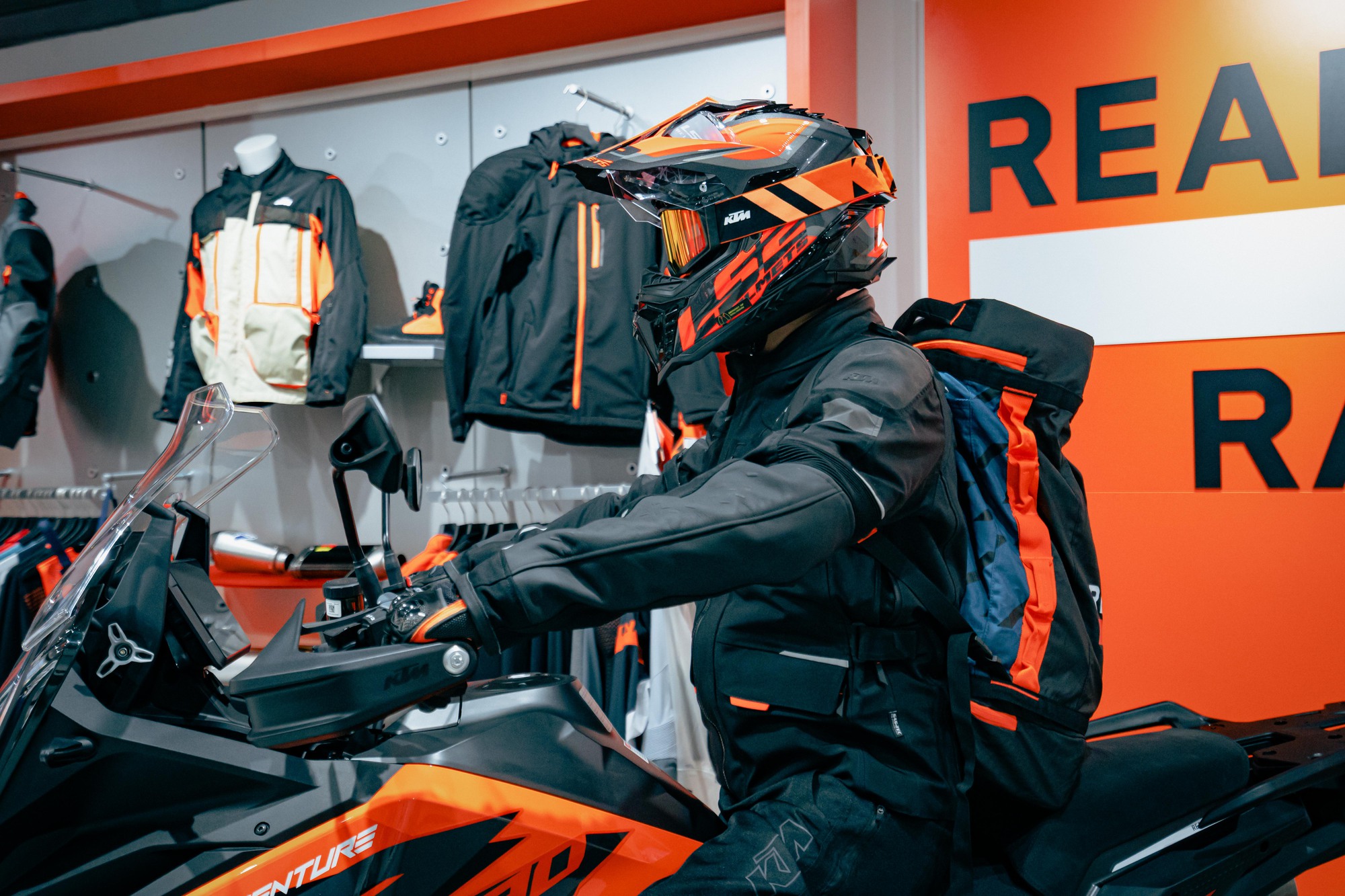 Mua mô tô tiền tỷ thôi chưa đủ, đắp lên người nguyên set đồ giá ngang SH Mode như này mới là 'fanboy' chính hiệu - Ảnh 16. Mua mô tô tiền tỷ thôi chưa đủ, đắp lên người nguyên set đồ giá ngang SH Mode như này mới là 'fanboy' chính hiệu - Ảnh 16.