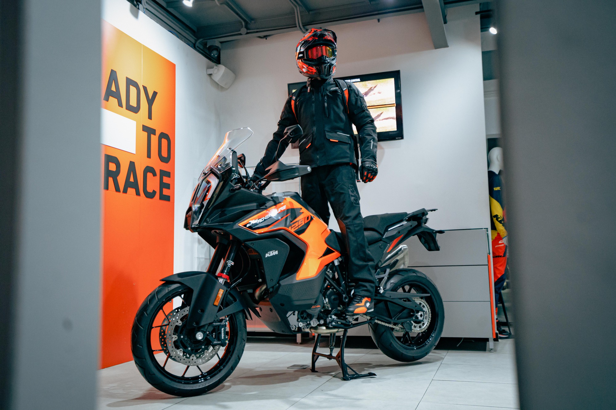 Mua mô tô tiền tỷ thôi chưa đủ, đắp lên người nguyên set đồ giá ngang SH Mode như này mới là 'fanboy' chính hiệu - Ảnh 13. Mua mô tô tiền tỷ thôi chưa đủ, đắp lên người nguyên set đồ giá ngang SH Mode như này mới là 'fanboy' chính hiệu - Ảnh 13.