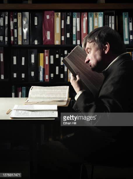 Thiên tài mắc hội chứng bác học hiếm gặp: Nhớ từng chữ trong hơn 12.000 cuốn sách, trả lời được mọi câu hỏi trong 15 lĩnh vực NHƯNG không thể tự cài cúc áo - Ảnh 2. Thiên tài mắc hội chứng bác học hiếm gặp: Nhớ từng chữ trong hơn 12.000 cuốn sách, trả lời được mọi câu hỏi trong 15 lĩnh vực NHƯNG không thể tự cài cúc áo - Ảnh 2.