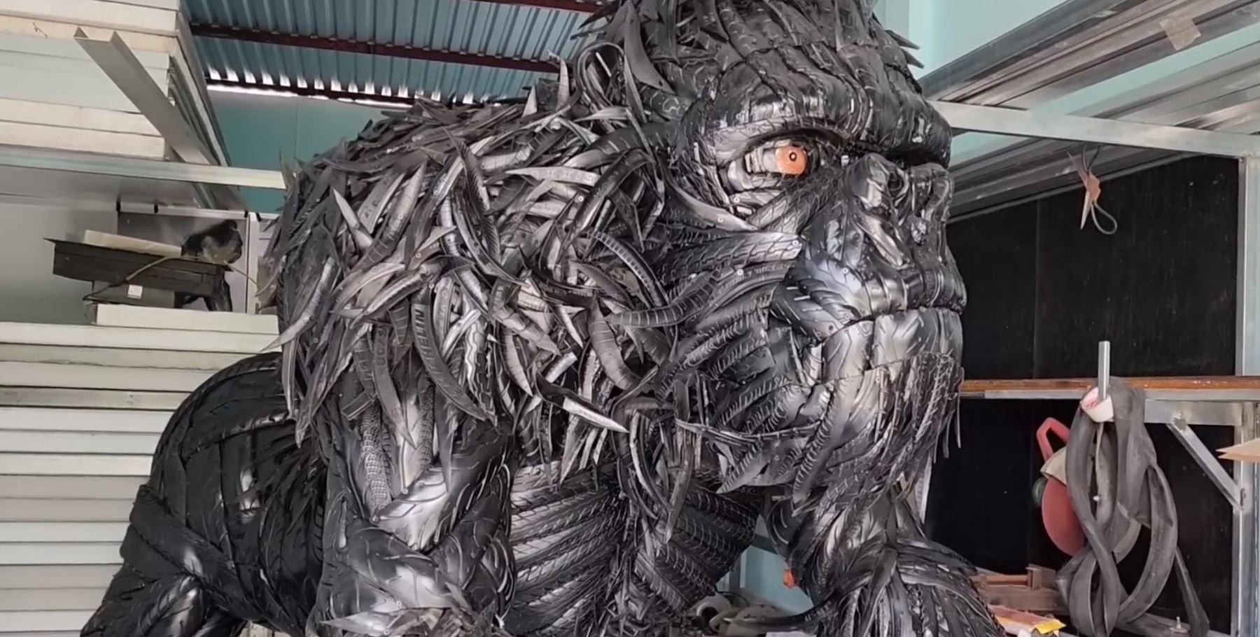 Gặp chủ nhân King Kong làm từ lốp xe đang gây bão MXH: 'Có lúc tự ngồi cắt lốp thấy rảnh thiệt' - Ảnh 3. Gặp chủ nhân King Kong làm từ lốp xe đang gây bão MXH: 'Có lúc tự ngồi cắt lốp thấy rảnh thiệt' - Ảnh 3.