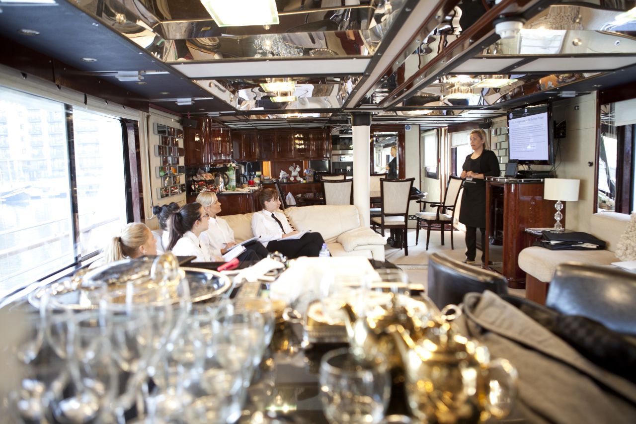 Bí mật cuộc sống của những nữ phục vụ trên du thuyền của tỷ phú: Được trả lương gần 150 triệu đồng/tuần, không bao giờ được phép nói không với bất kì yêu cầu nào của khách hàng - Ảnh 3. Bí mật cuộc sống của những nữ phục vụ trên du thuyền của tỷ phú: Được trả lương gần 150 triệu đồng/tuần, không bao giờ được phép nói không với bất kì yêu cầu nào của khách hàng - Ảnh 3.