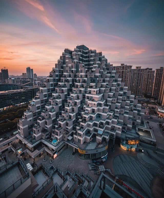 Chung cư Kim Tự Tháp: Kiến trúc bước ra từ phim khoa học viễn tưởng - Ảnh 1. Chung cư Kim Tự Tháp: Kiến trúc bước ra từ phim khoa học viễn tưởng - Ảnh 1.