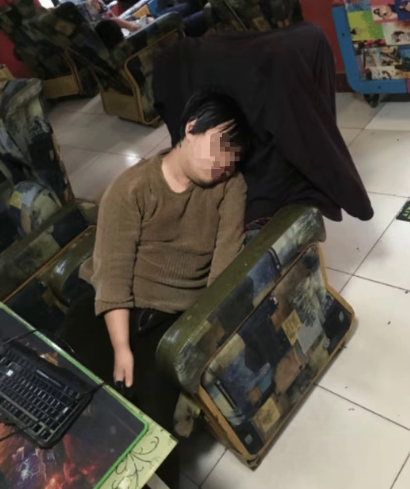 Game thủ ‘cắm chốt ăn dầm ở dề’ hơn nửa năm trong quán game, áo len mặc cũng đổi cả màu - Ảnh 1. Game thủ ‘cắm chốt ăn dầm ở dề’ hơn nửa năm trong quán game, áo len mặc cũng đổi cả màu - Ảnh 1.