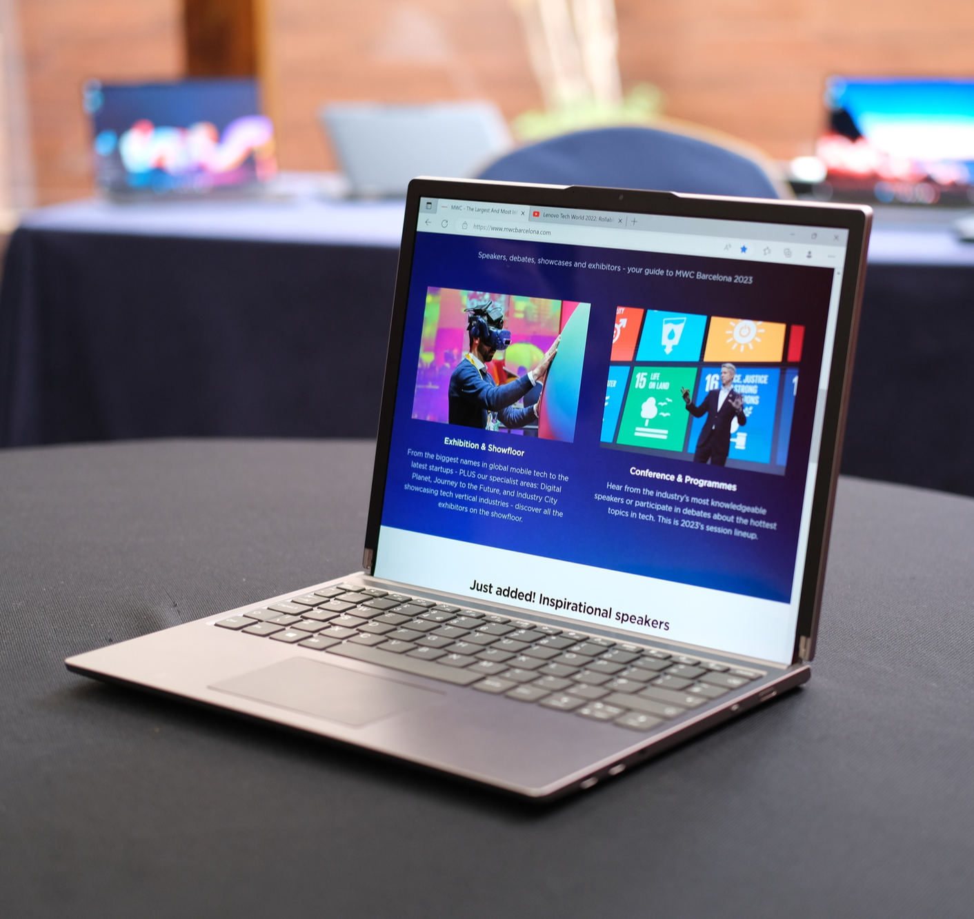 "Độc lạ" laptop màn hình cuộn của Lenovo, trông chẳng giống ai nhưng có khi coder lại cần - Ảnh 1. "Độc lạ" laptop màn hình cuộn của Lenovo, trông chẳng giống ai nhưng có khi coder lại cần - Ảnh 1.