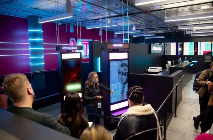 Bên trong Trung tâm Minh bạch của TikTok: Khách tham quan bị cấm vào một căn phòng, nơi được cho là ‘bất khả xâm phạm’ - Ảnh 1. Bên trong Trung tâm Minh bạch của TikTok: Khách tham quan bị cấm vào một căn phòng, nơi được cho là ‘bất khả xâm phạm’ - Ảnh 1.