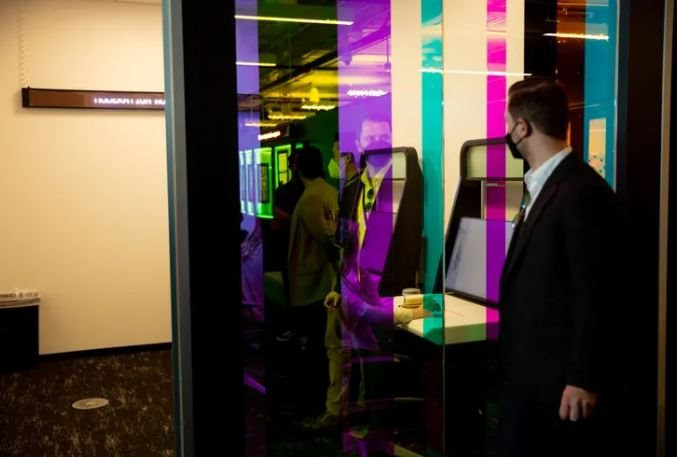 Bên trong Trung tâm Minh bạch của TikTok: Khách tham quan bị cấm vào một căn phòng, nơi được cho là ‘bất khả xâm phạm’ - Ảnh 4. Bên trong Trung tâm Minh bạch của TikTok: Khách tham quan bị cấm vào một căn phòng, nơi được cho là ‘bất khả xâm phạm’ - Ảnh 4.