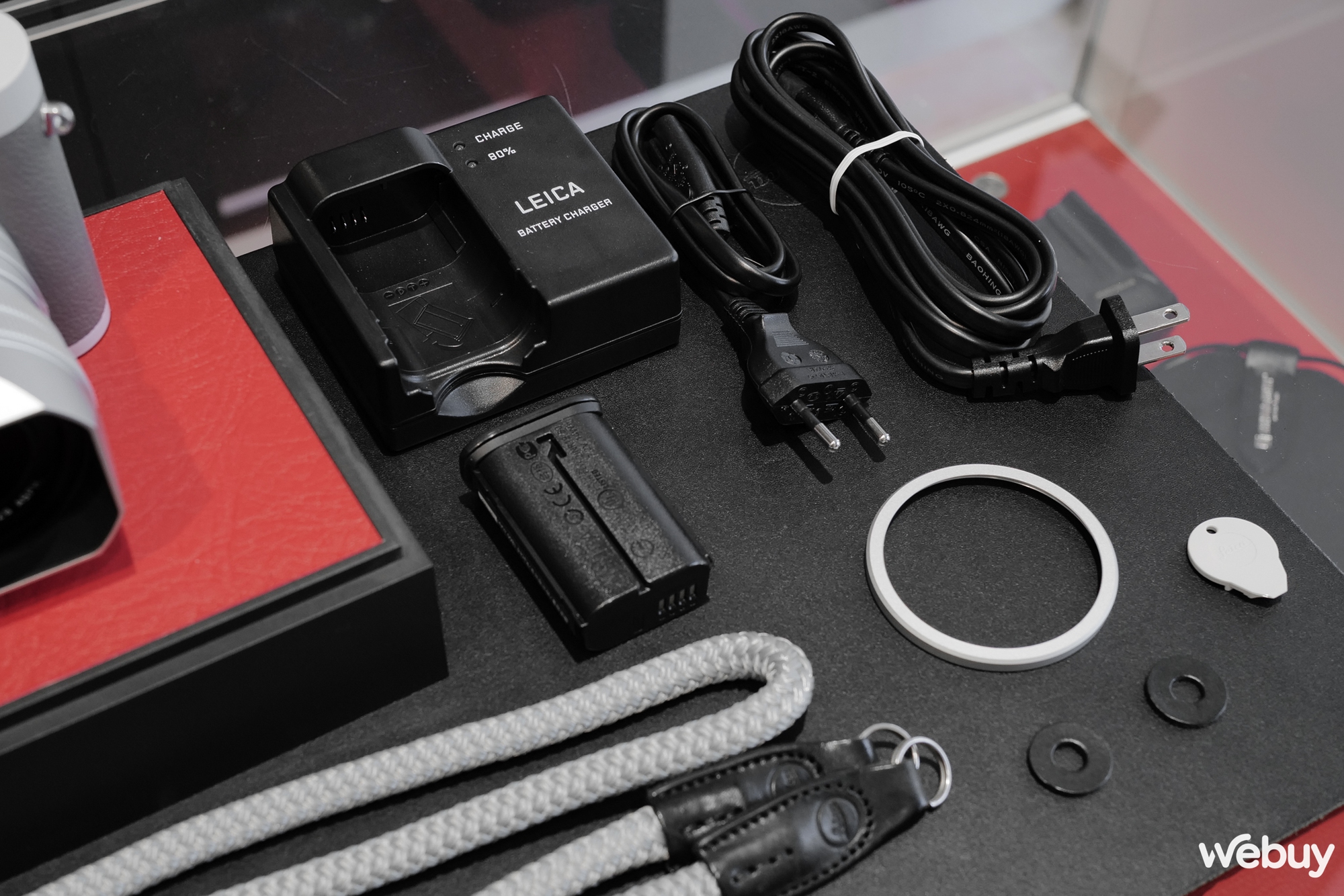 Mở hộp máy ảnh hạng sang Leica Q2 Ghost Edition: Màu xám xi măng, lấy ý tưởng từ đồng hồ Rolex hiếm - Ảnh 5. Mở hộp máy ảnh hạng sang Leica Q2 Ghost Edition: Màu xám xi măng, lấy ý tưởng từ đồng hồ Rolex hiếm - Ảnh 5.