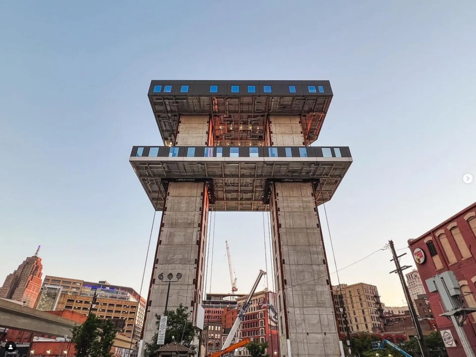 Tòa cao ốc được xây ‘từ trên xuống dưới’, các khối tầng nặng 500 tấn được nâng lên nhẹ nhàng như đi thang máy - Ảnh 2. Tòa cao ốc được xây ‘từ trên xuống dưới’, các khối tầng nặng 500 tấn được nâng lên nhẹ nhàng như đi thang máy - Ảnh 2.