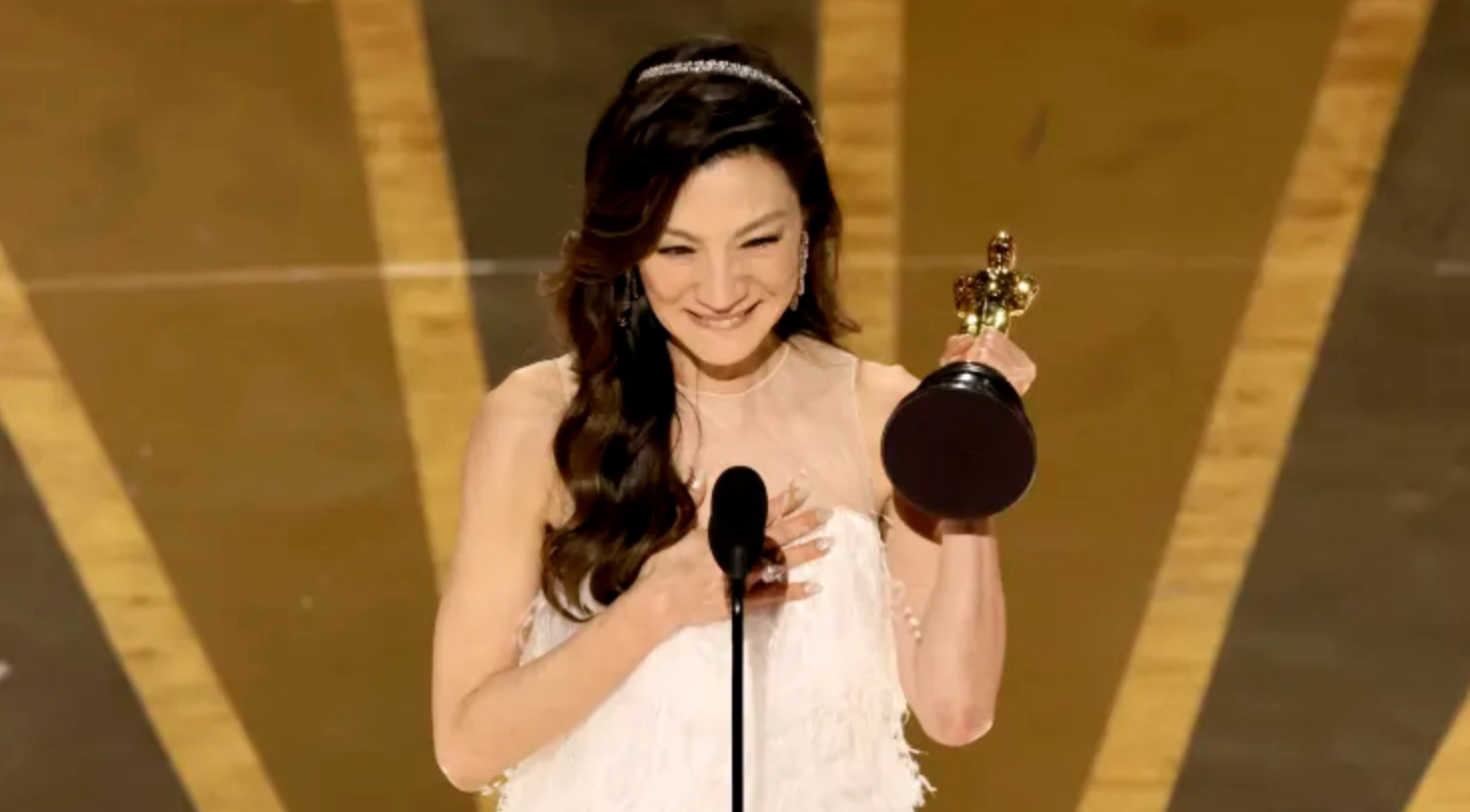 Toàn cảnh Oscar 2023: Everything Everywhere All At One lập kỳ tích, Vũ trụ Marvel có tượng vàng thứ tư - Ảnh 2. Toàn cảnh Oscar 2023: Everything Everywhere All At One lập kỳ tích, Vũ trụ Marvel có tượng vàng thứ tư - Ảnh 2.