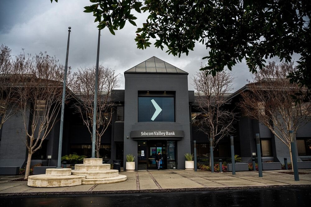 N&oacute;ng: HSBC mua lại ng&acirc;n h&agrave;ng SVB ở Anh với gi&aacute; 1 bảng - Ảnh 1.