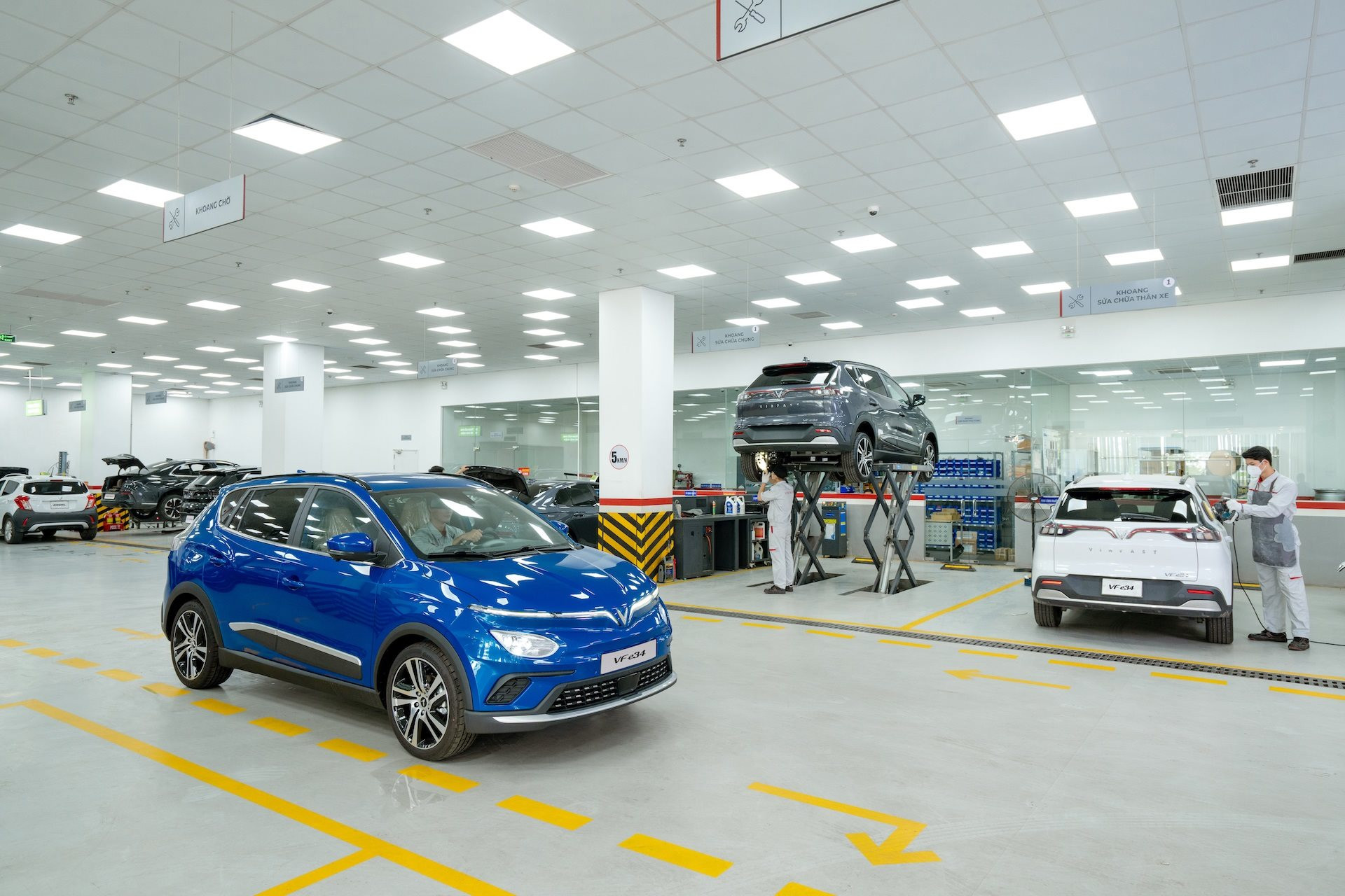 &Ocirc;ng Phạm Nhật Vượng k&ecirc;u gọi 'xe tốt - gi&aacute; tốt - dịch vụ hậu m&atilde;i cực tốt', VinFast lập tức triển khai xưởng dịch vụ 'kh&ocirc;ng ng&agrave;y nghỉ' - phục vụ từ s&aacute;ng đến 21h, 'tăng bo' lu&ocirc;n cả chủ nhật - Ảnh 2.