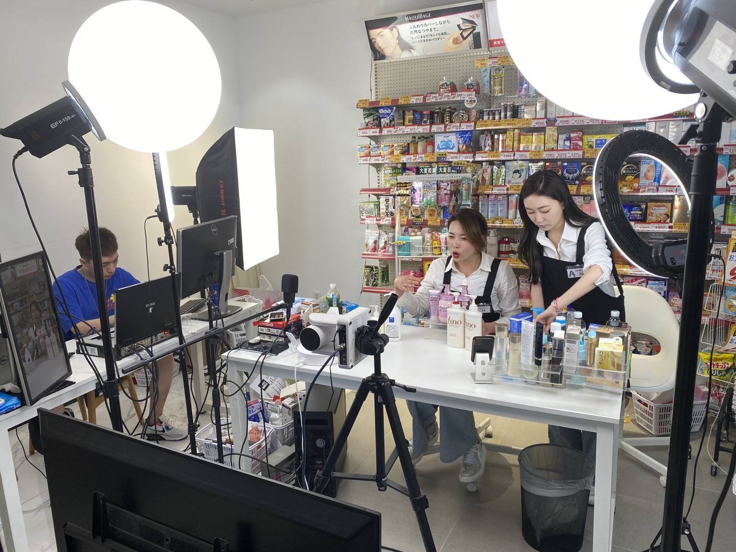 Bán 1.300 cái áo trong 2 phút, kiếm 8,2 tỷ đồng chỉ trong 2 ngày - Livestream chốt đơn có sức mạnh khủng khiếp đến thế nào? - Ảnh 3. Bán 1.300 cái áo trong 2 phút, kiếm 8,2 tỷ đồng chỉ trong 2 ngày - Livestream chốt đơn có sức mạnh khủng khiếp đến thế nào? - Ảnh 3.