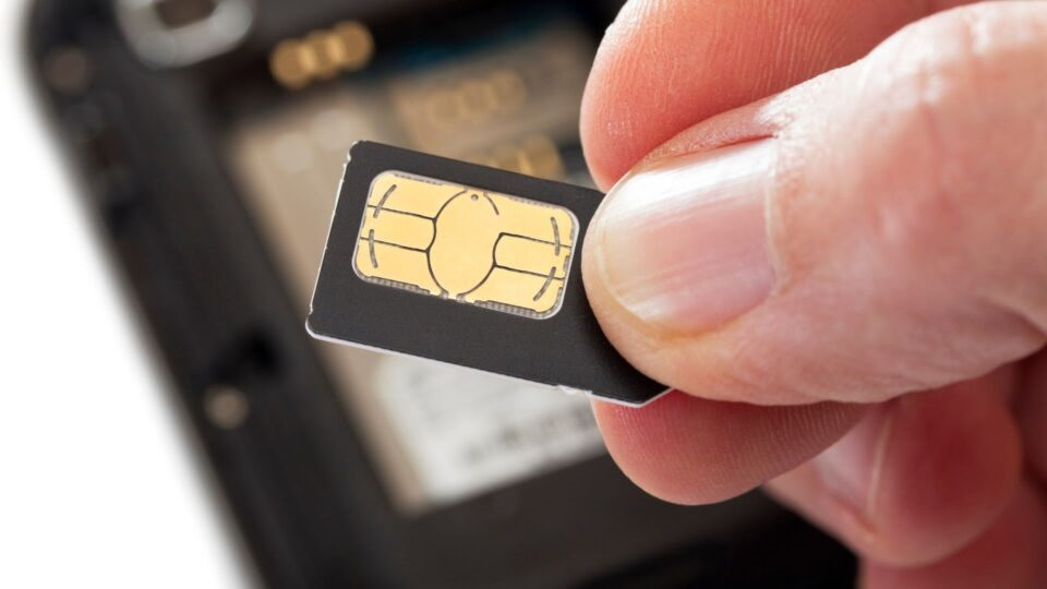 Cha mẹ đứng tên thuê bao cho con thì SIM có bị khóa sau ngày 31/3 hay không? - Ảnh 1. Cha mẹ đứng tên thuê bao cho con thì SIM có bị khóa sau ngày 31/3 hay không? - Ảnh 1.