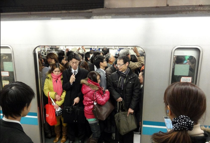Nghề lạ nhất Nhật Bản: Nhồi nhét người lên tàu bất chấp việc bị coi là thô lỗ - Ảnh 1. Nghề lạ nhất Nhật Bản: Nhồi nhét người lên tàu bất chấp việc bị coi là thô lỗ - Ảnh 1.
