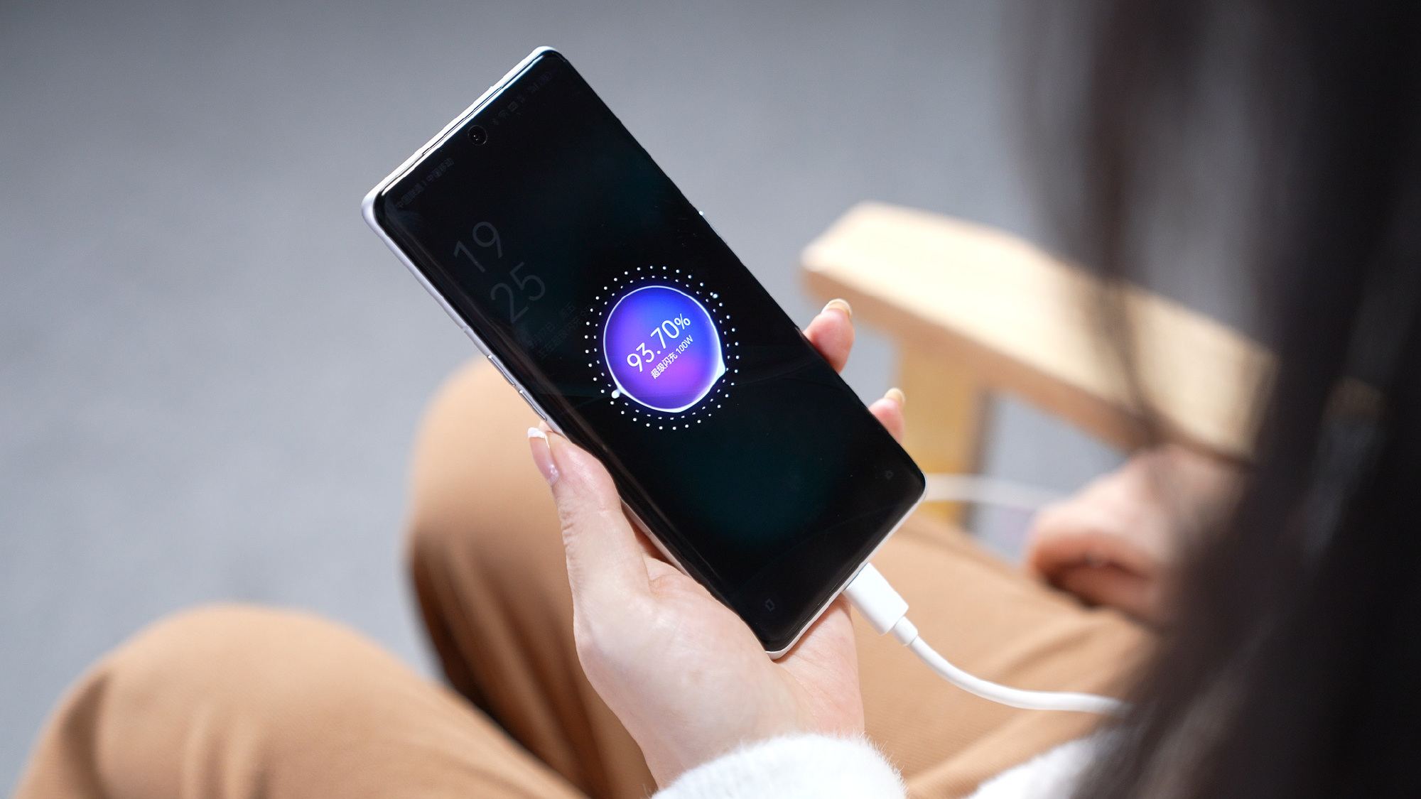 Ảnh thực tế OPPO Find X6 Pro: Thiết kế mới với mặt lưng da, camera Hasselblad 1-inch, Snapdragon 8 Gen 2 - Ảnh 15. Ảnh thực tế OPPO Find X6 Pro: Thiết kế mới với mặt lưng da, camera Hasselblad 1-inch, Snapdragon 8 Gen 2 - Ảnh 15.