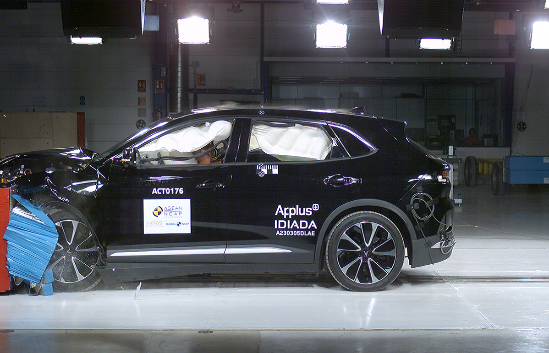 Loạt VinFast VF 8 đâm đủ kiểu để xem độ an toàn: Vỡ nát nhiều chi tiết, nổ túi khí và người bên trong sẽ ra sao? - Ảnh 3. Loạt VinFast VF 8 đâm đủ kiểu để xem độ an toàn: Vỡ nát nhiều chi tiết, nổ túi khí và người bên trong sẽ ra sao? - Ảnh 3.