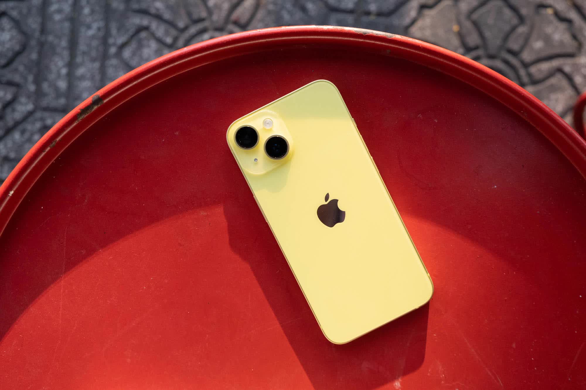 Trên tay iPhone 14 vàng mới, có một chi tiết thú vị mà không phải ai cũng biết! - Ảnh 9. Trên tay iPhone 14 vàng mới, có một chi tiết thú vị mà không phải ai cũng biết! - Ảnh 9.