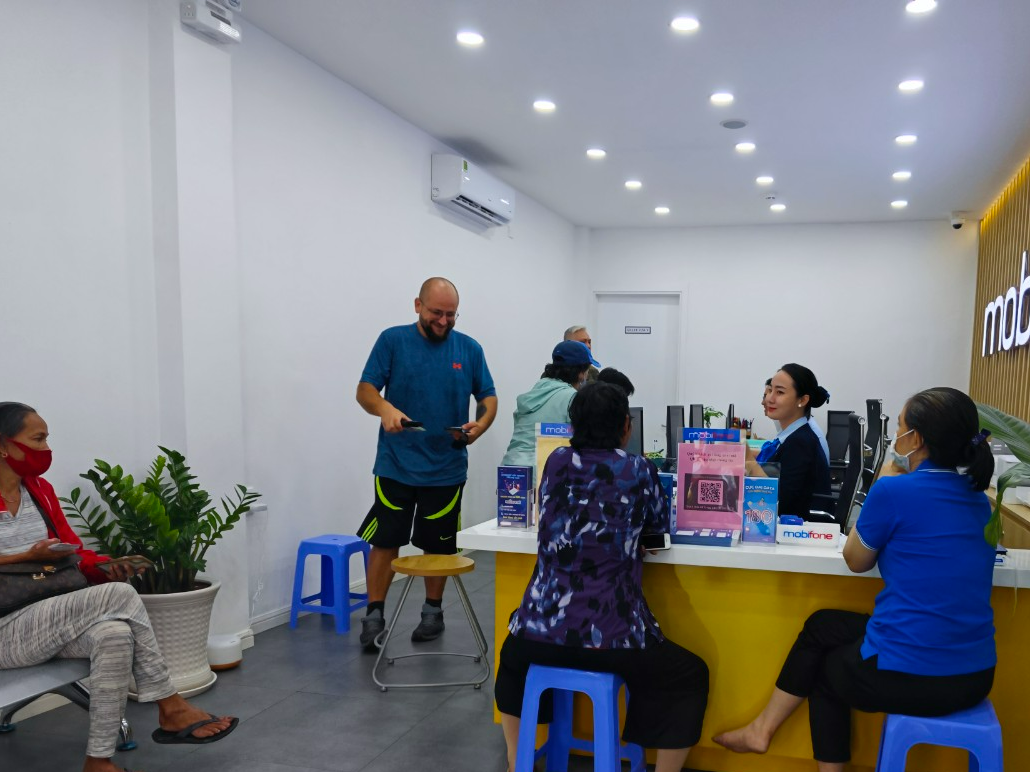 Lo khóa sim, người dân đổ xô đi chuẩn hóa thông tin thuê bao - Ảnh 1. Lo khóa sim, người dân đổ xô đi chuẩn hóa thông tin thuê bao - Ảnh 1.