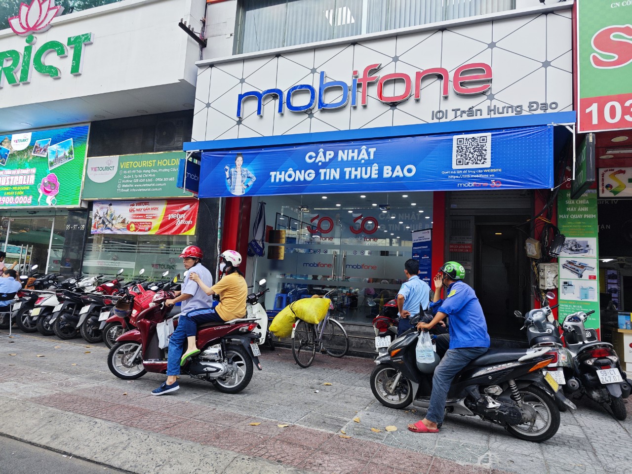 Lo khóa sim, người dân đổ xô đi chuẩn hóa thông tin thuê bao - Ảnh 2. Lo khóa sim, người dân đổ xô đi chuẩn hóa thông tin thuê bao - Ảnh 2.