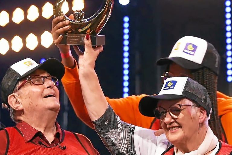 Cặp game thủ bá đạo, tổng tuổi đời lên tới hơn 180, vẫn vô địch giải đấu thể thao điện tử - Ảnh 3. Cặp game thủ bá đạo, tổng tuổi đời lên tới hơn 180, vẫn vô địch giải đấu thể thao điện tử - Ảnh 3.