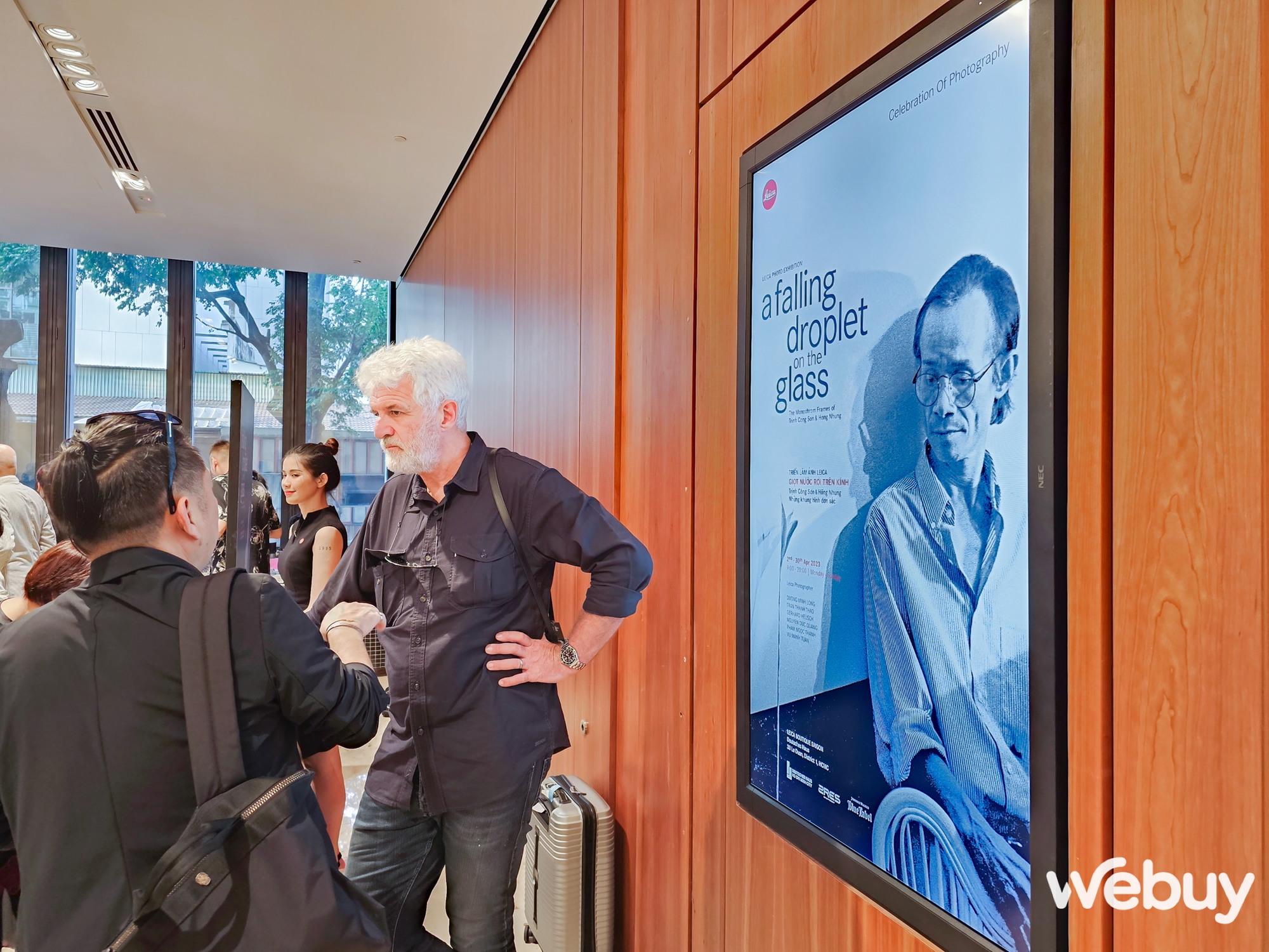 Triển lãm ảnh “GIỌT NƯỚC RƠI TRÊN KÍNH”, ngắm nhìn Trịnh Công Sơn và Hồng Nhung qua những khung hình đơn sắc - Ảnh 1. Triển lãm ảnh “GIỌT NƯỚC RƠI TRÊN KÍNH”, ngắm nhìn Trịnh Công Sơn và Hồng Nhung qua những khung hình đơn sắc - Ảnh 1.