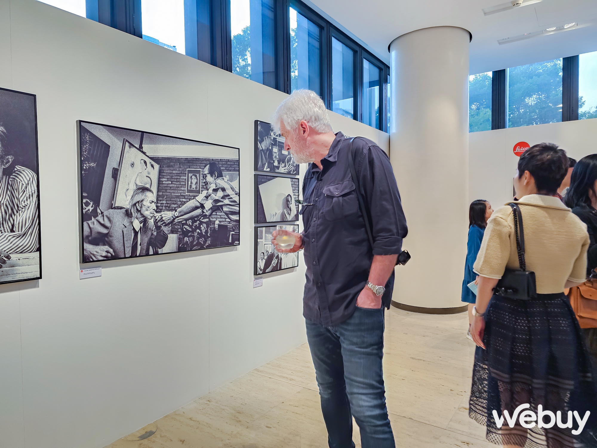 Triển lãm ảnh “GIỌT NƯỚC RƠI TRÊN KÍNH”, ngắm nhìn Trịnh Công Sơn và Hồng Nhung qua những khung hình đơn sắc - Ảnh 9. Triển lãm ảnh “GIỌT NƯỚC RƠI TRÊN KÍNH”, ngắm nhìn Trịnh Công Sơn và Hồng Nhung qua những khung hình đơn sắc - Ảnh 9.