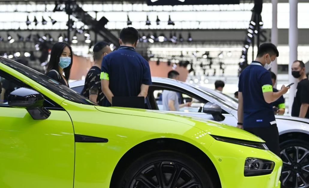 Cuộc chiến d&igrave;m gi&aacute; xe điện tại Trung Quốc: C&oacute; mẫu giảm tới h&agrave;ng chục ngh&igrave;n USD, d&acirc;n sales tuyệt vọng n&agrave;i nỉ kh&aacute;ch l&aacute;i thử - Ảnh 1.