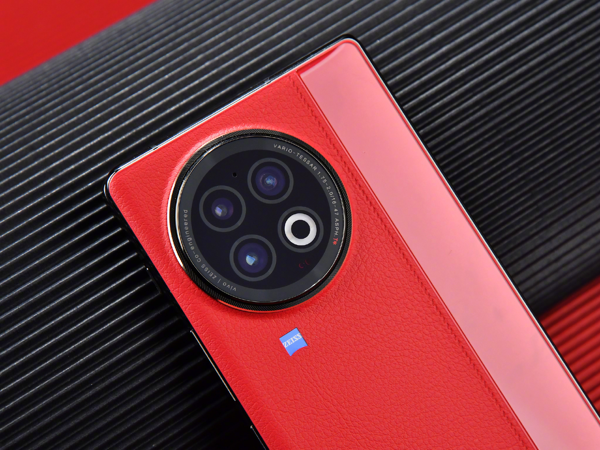 Ra mắt vivo X Fold4: Nâng cấp bản lề, vân tay siêu âm kép, camera Zeiss, Snapdragon 8 Gen 2 cùng sạc nhanh 120W, giá 30,69 triệu đồng - Ảnh 8. Ra mắt vivo X Fold4: Nâng cấp bản lề, vân tay siêu âm kép, camera Zeiss, Snapdragon 8 Gen 2 cùng sạc nhanh 120W, giá 30,69 triệu đồng - Ảnh 8.